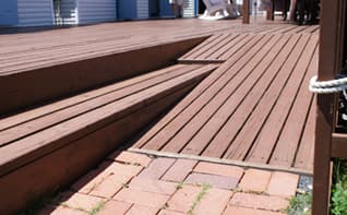 車椅子の方が通りやすいよう、なだらかなスロープを設置